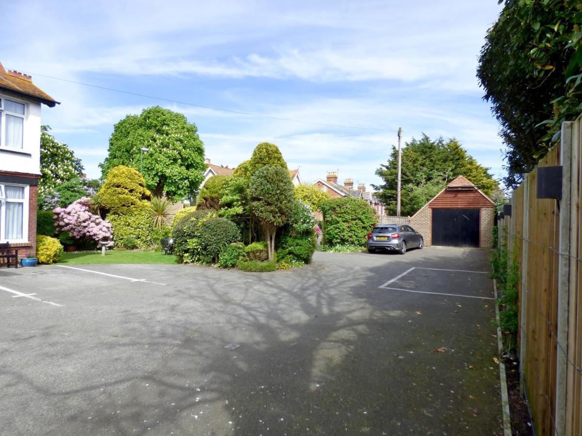 Kenmore Guest House Rustington Esterno foto